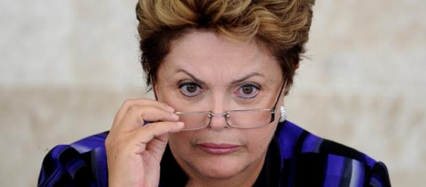 Dilma tenta conter crise política com o congresso Dilma tenta conter crise política com o congresso