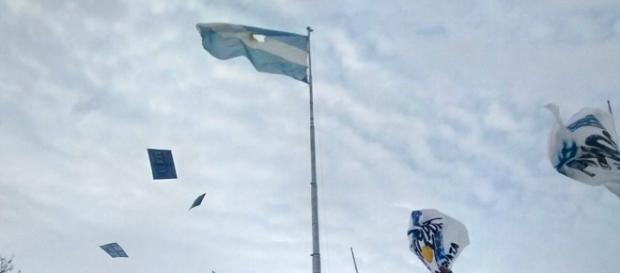 La bandera que fue dañada por la agrupación La bandera que fue dañada por la agrupación