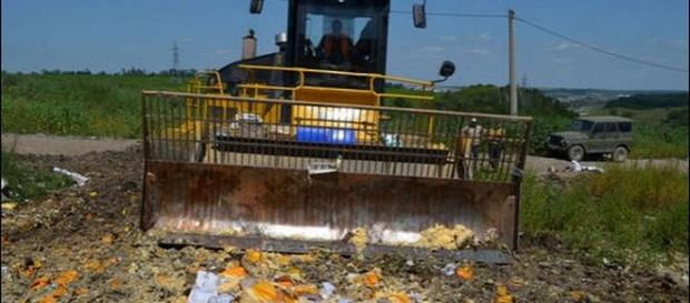 Rusia distruge alimentele din SUA cu buldozerul Rusia distruge alimentele din SUA cu buldozerul