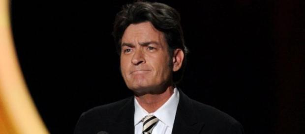 Charlie Sheen. Foto: Reprodução Caras. Charlie Sheen. Foto: Reprodução Caras.