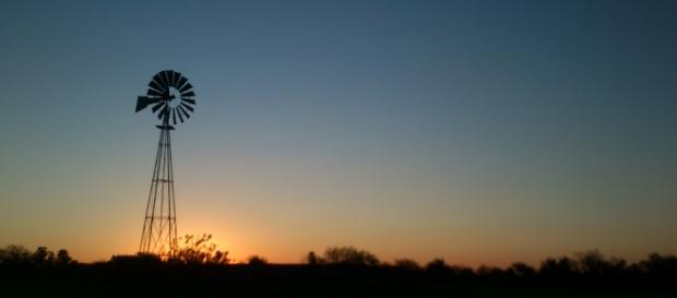 fotografía de molino en un atardecer fotografía de molino en un atardecer