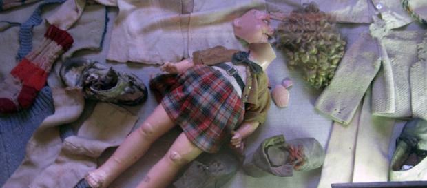 Ropa de bebé y muñeca hallados en Auschwitz Ropa de bebé y muñeca hallados en Auschwitz