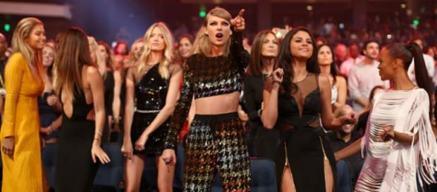 Taylor Swift foi a grande vencedora da noite. Taylor Swift foi a grande vencedora da noite.