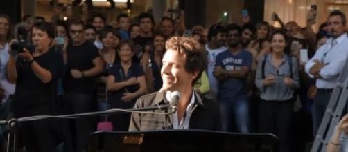 Mika di X Factor si esibisce a Milano