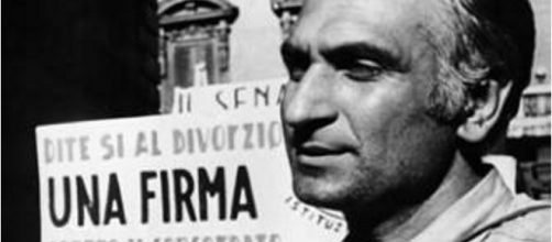 Un giovane Marco Pannella ai referendum del '74