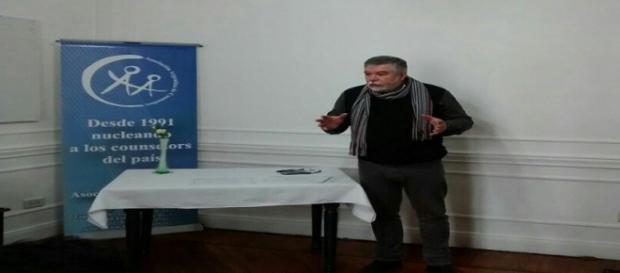 Alejandro Corbalán dialogando con varios pacientes Alejandro Corbalán dialogando con varios pacientes