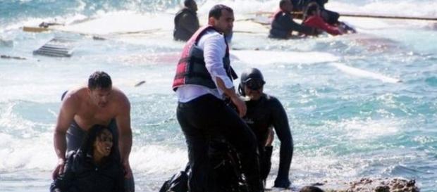 Foto: BBC. Bote encalla en Grecia en abril. Foto: BBC. Bote encalla en Grecia en abril.