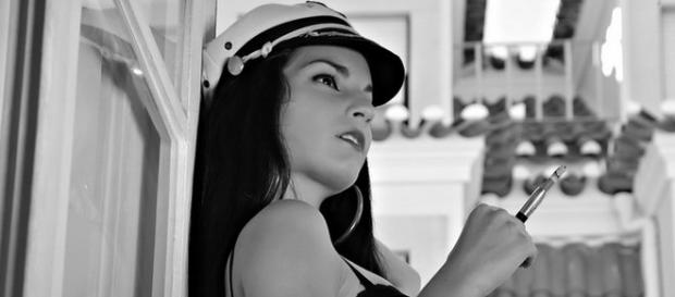 Jovem desdobra-se em ousadas sessões fotográficas Jovem desdobra-se em ousadas sessões fotográficas