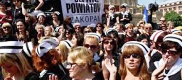 manifestacja pielęgniarek i położnych w Warszawie manifestacja pielęgniarek i położnych w Warszawie