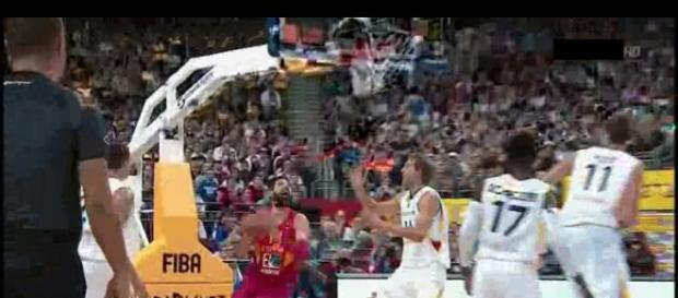 Mirotic y Nowitzki en una jugada bajo el aro Mirotic y Nowitzki en una jugada bajo el aro