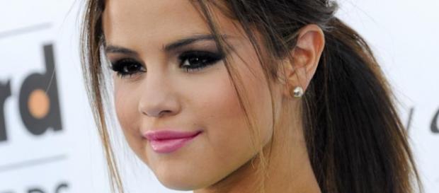 Selena Gomez está a escrever um guião. Selena Gomez está a escrever um guião.
