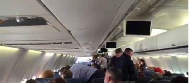 Doi tineri au întreținut relalții intime în avion Doi tineri au întreținut relalții intime în avion