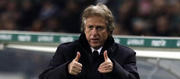 Jorge Jesus continua a ajudar o ex-clube. Jorge Jesus continua a ajudar o ex-clube.
