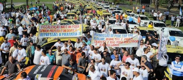 Taxistas brasileiros já fizeram vários protestos. Taxistas brasileiros já fizeram vários protestos.
