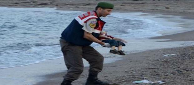 Il piccolo Aylan sulle coste della Turchia Il piccolo Aylan sulle coste della Turchia