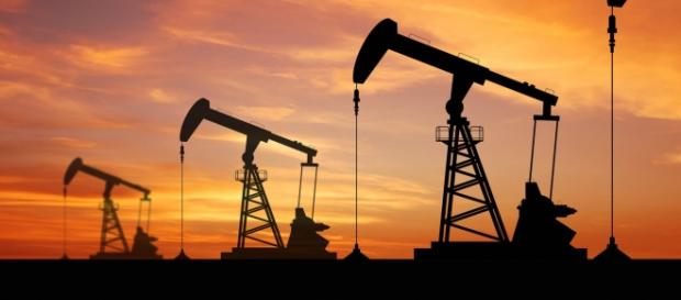 Petrolio al ribasso per offerta eccessiva Petrolio al ribasso per offerta eccessiva