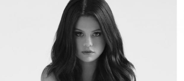 Selena Gomez na capa de Revival. Selena Gomez na capa de Revival.