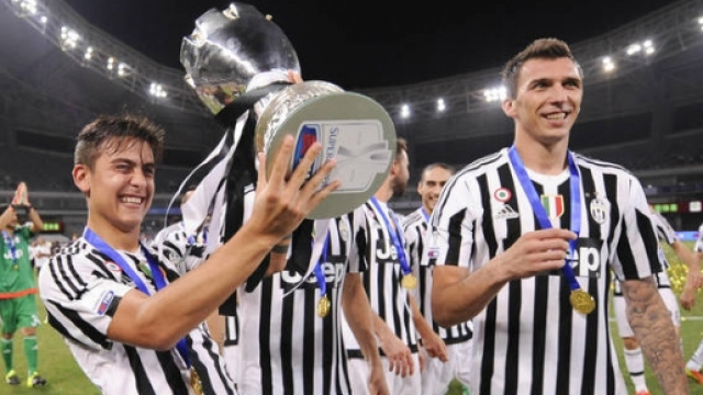 Dybala e Mandzukic alzano la supercoppa italiana.