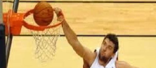 Bargnani in una azione nella NBA