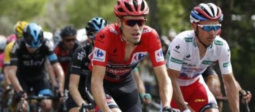 Tom Dumoulin in maglia rossa di leader