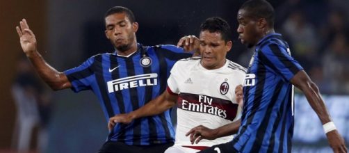 Un contrasto del derby estivo fra Inter e Milan