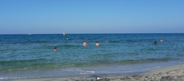 Gente che fa ancora il bagno nel Salento Gente che fa ancora il bagno nel Salento