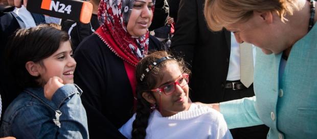 Kanzlerin Angela Merkel bei Flüchtlingen in Berlin Kanzlerin Angela Merkel bei Flüchtlingen in Berlin