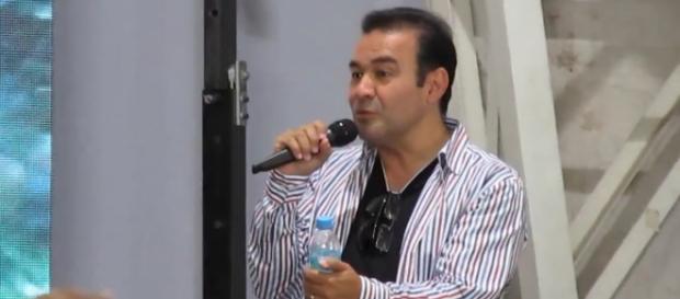 Mario Castañeda respondiendo preguntas en Córdoba Mario Castañeda respondiendo preguntas en Córdoba