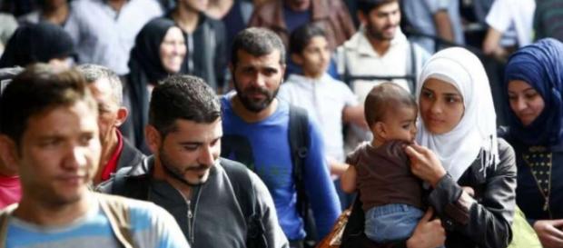 Refugiați fericiți în gara München (foto: Reuters) Refugiați fericiți în gara München (foto: Reuters)