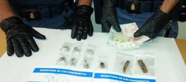 Droga e denaro sequestrati a Caltanissetta Droga e denaro sequestrati a Caltanissetta
