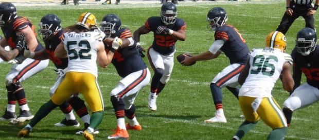 Forte (22) looks to get by Matthews (52) and Neal. Forte (22) looks to get by Matthews (52) and Neal.