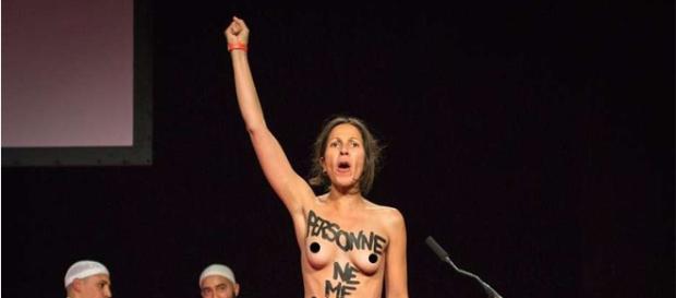 Activista de Femen en conferencia musulmana Activista de Femen en conferencia musulmana