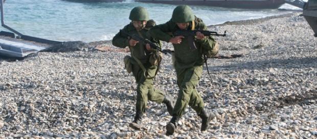 Soldaţi ruşi participanţi la un exerciţiu militar Soldaţi ruşi participanţi la un exerciţiu militar