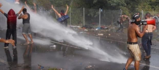 Hungarian police uses a water cannon,photo:Reuters Hungarian police uses a water cannon,photo:Reuters