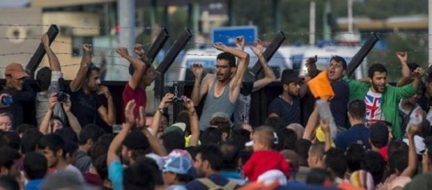 Migranti dinanzi al valico di Horgos Migranti dinanzi al valico di Horgos