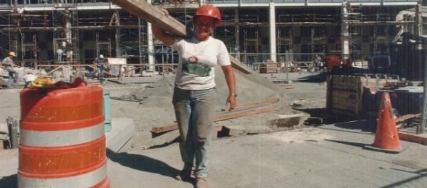 Mujer trabajando duro en la obra Mujer trabajando duro en la obra