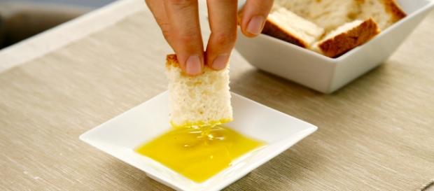 Pan con aceite de oliva extra virgen Pan con aceite de oliva extra virgen