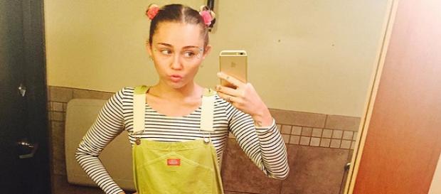 Steht Miley Cyrus nun doch nicht mehr auf Frauen? Steht Miley Cyrus nun doch nicht mehr auf Frauen?