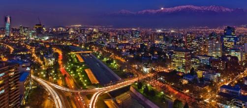 Santiago del Cile di notte (foto: Wikipedia)