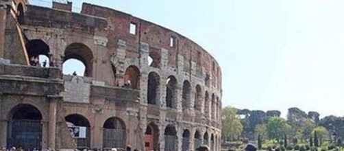 Turisti in fila davanti al colosseo