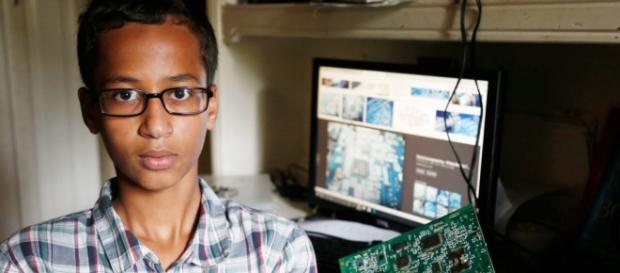 Ahmed sonha um dia vir a tornar-se num cientista. Ahmed sonha um dia vir a tornar-se num cientista.