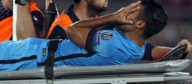 Rafinha se fue de la cancha con mucho dolor Rafinha se fue de la cancha con mucho dolor