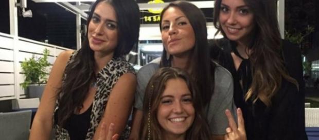 Una serata in armonia tra ex corteggiatrici Una serata in armonia tra ex corteggiatrici