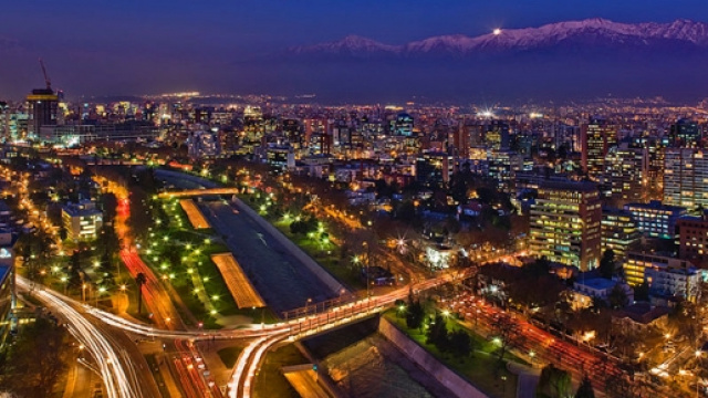 Santiago del Cile di notte (foto: Wikipedia)