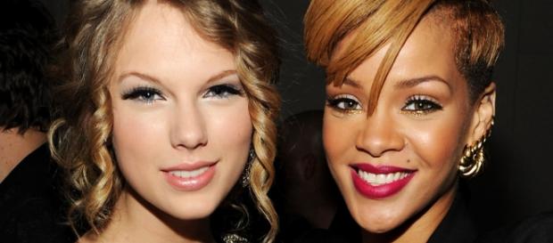 As duas cantoras não são grandes amigas. As duas cantoras não são grandes amigas.