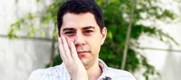 Evaristo Costa manda beijinho no ombro na Globo Evaristo Costa manda beijinho no ombro na Globo