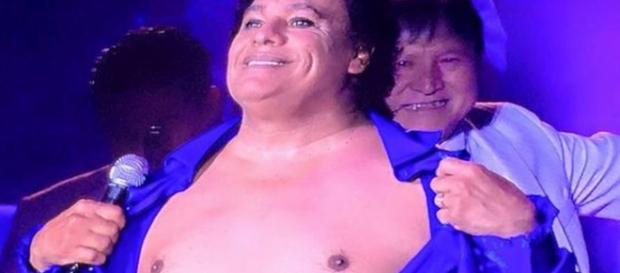 Juan Gabriel se olvida del pudor. Juan Gabriel se olvida del pudor.