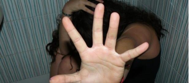 Tânără violată de iubitul prietenei sale Tânără violată de iubitul prietenei sale