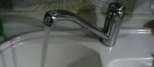 Acqua che sgorga da un rubinetto