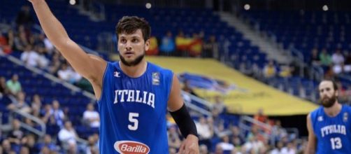 Alessandro Gentile trascina l'Italia con 21 punti.